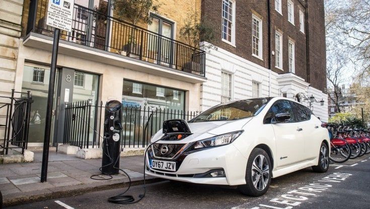 Ecco perchè chi guida un'auto elettrica diventa più virtuoso