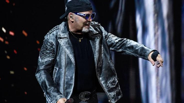 Vasco Rossi, al via il tour a Rimini: “La musica è resistenza contro i sociopatici guerrafondai”