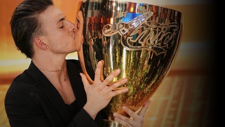 Bari festeggia Mattia Zenzola, vincitore di Amici 2023: un premio dal Comune e la gioia degli amici. La mamma: "Non piango, bastano le sue lacrime di gioia"
