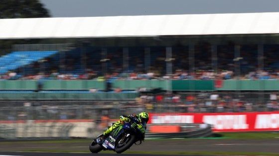 MotoGp. Silvestone: Marquez in pole. Ma Rossi torna in alto: è secondo