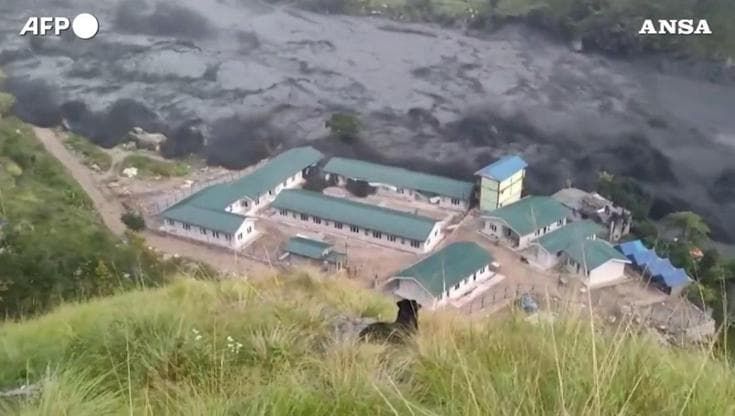 Nepal, l'onda improvvisa travolge il villaggio: le immagini dell'inondazione