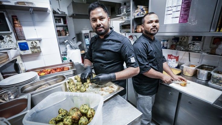 Kamal e Jahirul:  arrivati dal Bangladesh vendevano rose, ora sono diventati chef