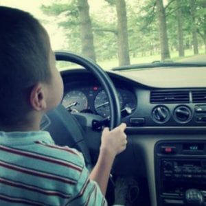 Torino, dodicenne al volante con la mamma accanto: cinquemila euro di multa