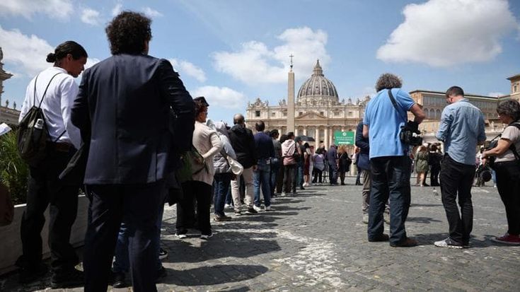 I fedeli in fila a San Pietro per l’addio a Francesco: “Oggi siamo tutti orfani”