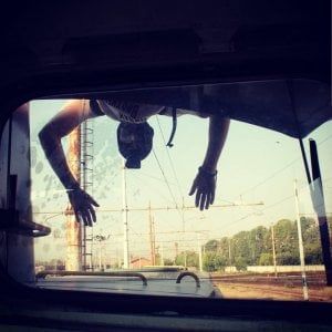 "Io, aggrappato al treno in corsa per una scarica di adrenalina: vale una supermulta"