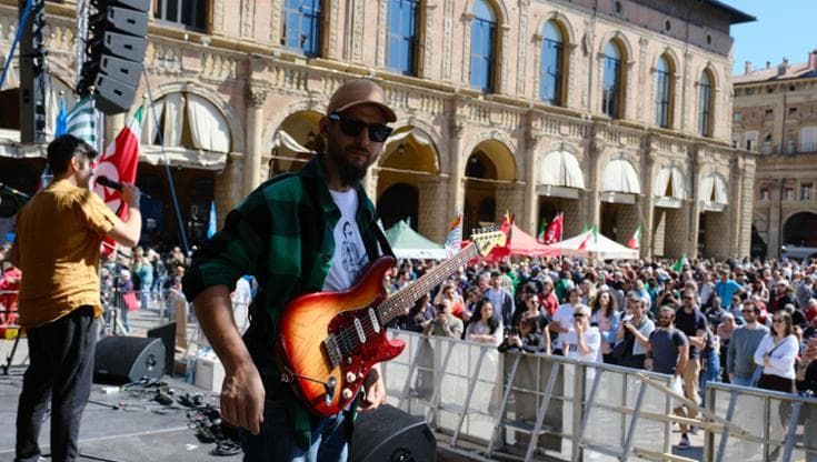 In piazza la band di Ambro, il capotreno ucciso: “La musica per restare uniti e renderci migliori”