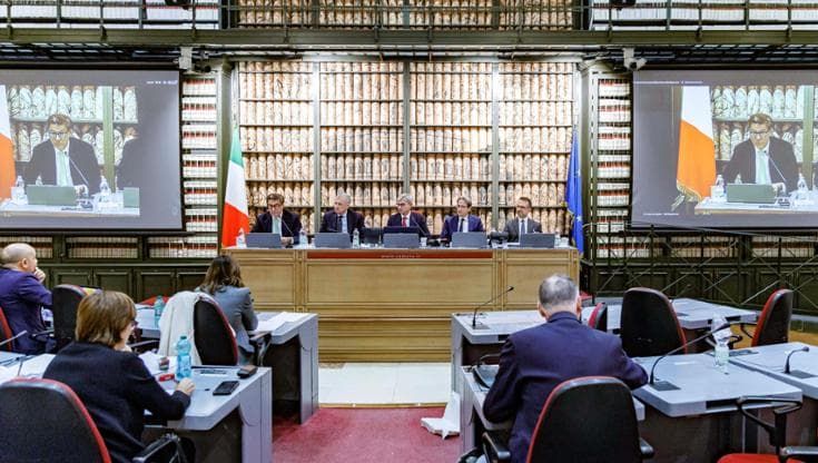 Giorgetti punta le banche: “Contributi da chi può”