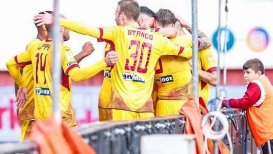 Serie B: cadono Pordenone e Crotone, ne approfittano Frosinone e Cittadella
