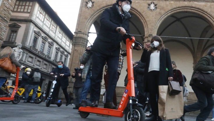 Firenze, in monopattino casco obbligatorio per tutti dal primo dicembre