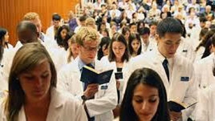 Medicina, nuovo corso per 54.000 studenti: aule affollate e didattica a distanza