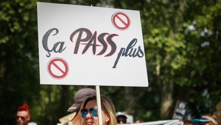 Francia, con l'obbligo di green pass si dimezza il numero di spettatori nei cinema