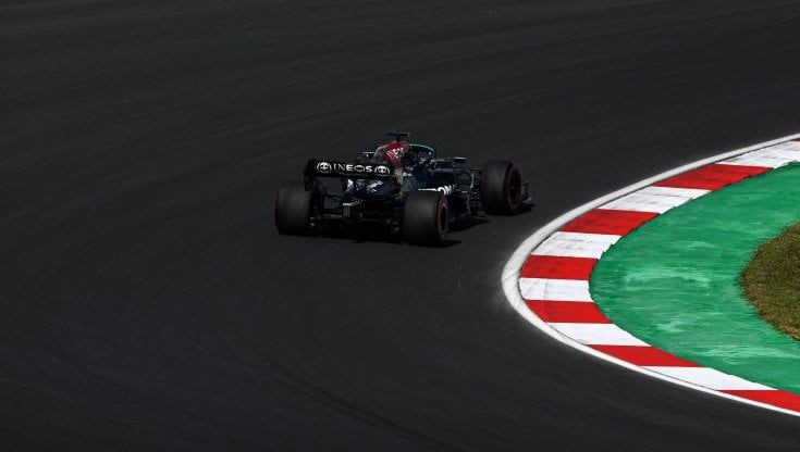 Formula Uno, libere Gp Russia: Hamilton il più veloce, ma cambia motore e sconterà dieci posizioni. Leclerc è secondo