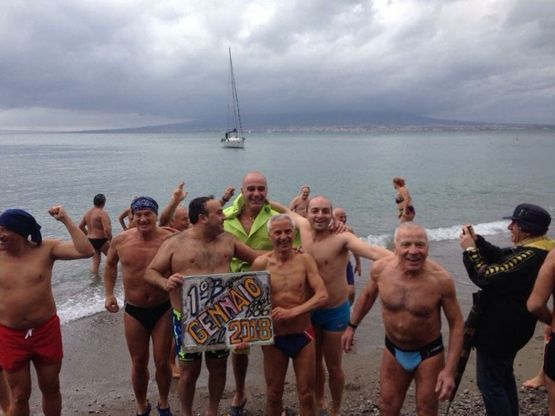Gli auguri per il 2018 dalla spiaggia di Castellammare