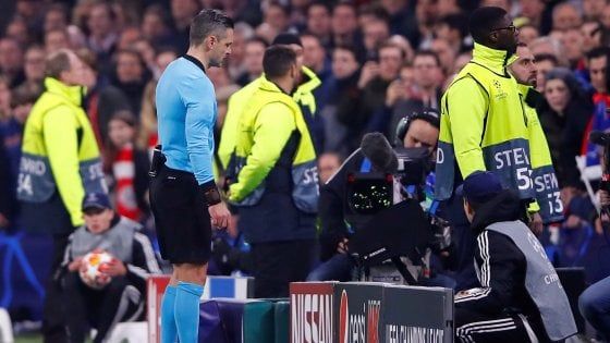 La Var debutta in Champions, l'Uefa su Twitter spiega perché il gol è stato annullato