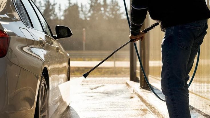 Botte e paghe da fame, inchiesta sul caporalato negli autolavaggi di Torino