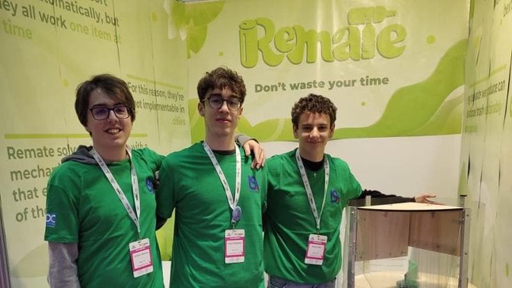 Il cestino intelligente aiuta a riciclare: il premio per la robotica a 3 liceali di Bitetto