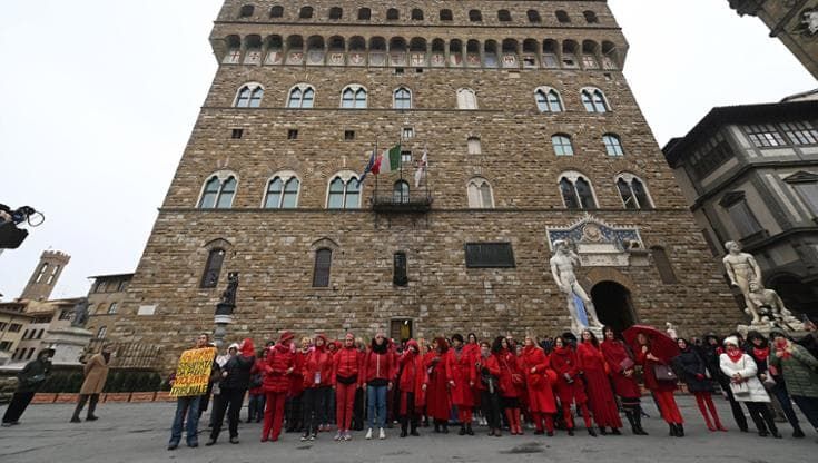 Poesie e vestiti rossi: le iniziative a scuola per la giornata contro la violenza sulle donne