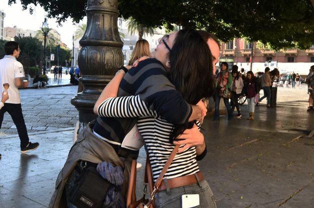 Palermo, abbracci gratis in piazza dopo il passaparola su Facebook