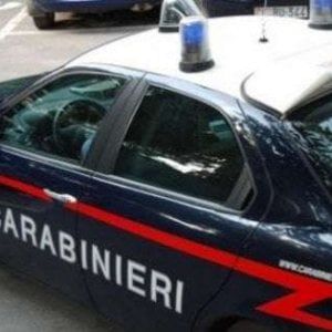 Investe due ciclisti e fugge, caccia a un automobilista nel Bresciano