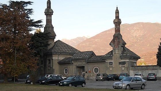 Domodossola, un loculo come giaciglio per la notte: scoppia la polemica al cimitero