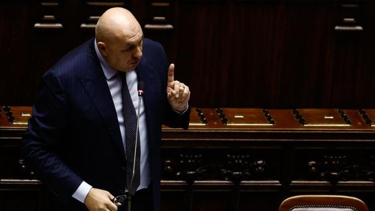 La partita Italia-Francia delle banche si gioca sotto lo sguardo del governo