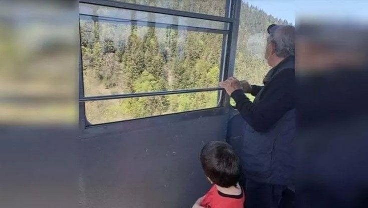 Strage Mottarone, Eitan portato in Israele dal nonno materno. La zia affidataria: "È stato rapito". Aperta inchiesta per sequestro di persona