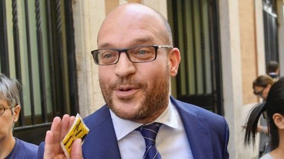 Gay Pride a Modena, il ministro Fontana incoraggia la 'processione di riparazione' 