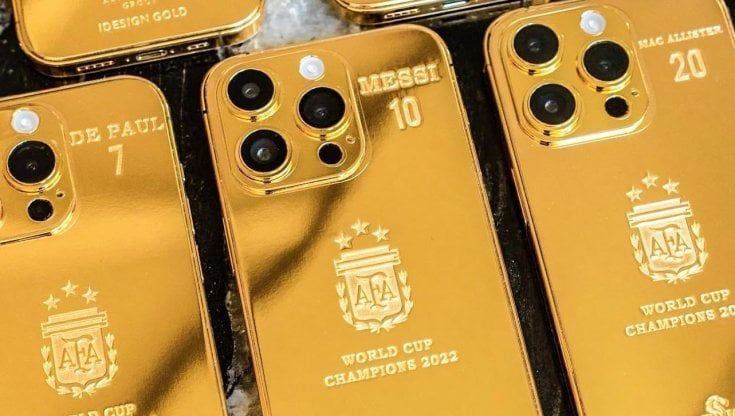Messi, iPhone d'oro ai compagni dell'Argentina per la vittoria del Mondiale