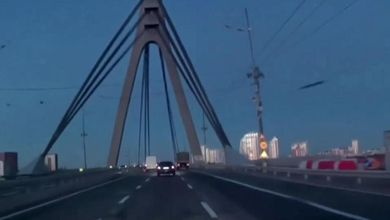 Kiev, i russi bombardano anche il ponte nord della capitale: il momento dell'esplosione