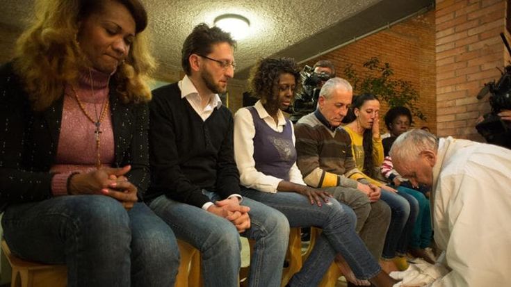 Quando Bergoglio lavò i piedi a Isabel