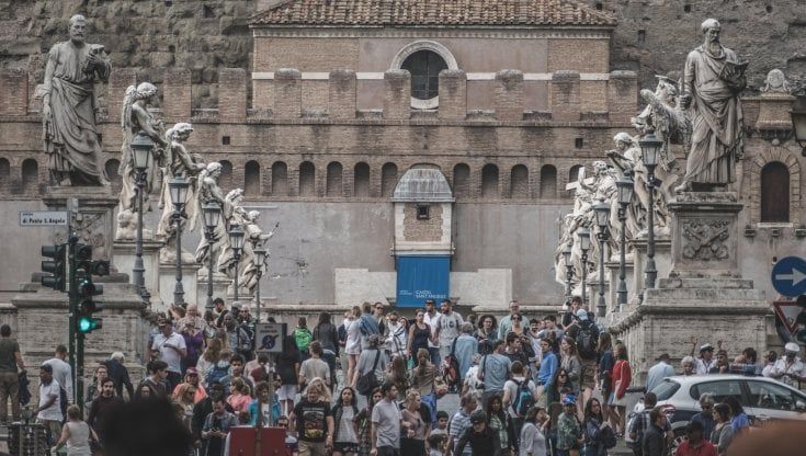 Pasqua, risorgono i turisti a Roma: quest'anno sono più del doppio. Senza le spese di lusso dei grandi assenti: russi e asiatici