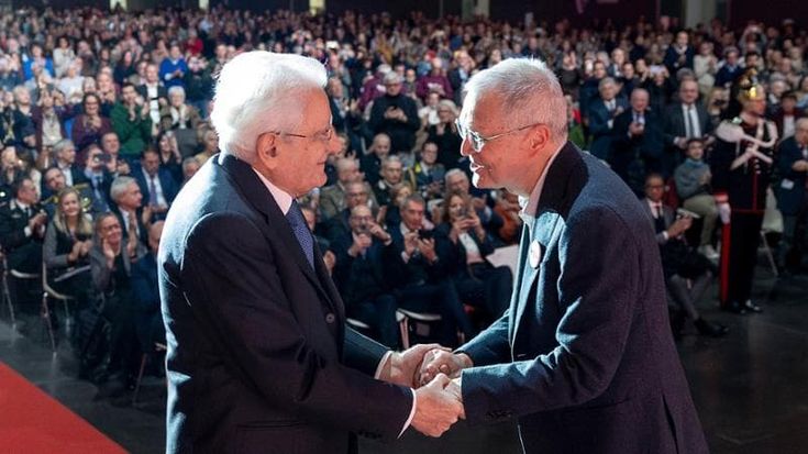 Standing ovation e abbraccio con Don Dante: la prima uscita di Mattarella dopo gli attacchi di FdI