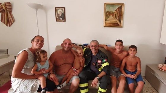 Ischia, i tre fratellini due anni dopo il sisma: foto ricordo con uno degli eroi del terremoto