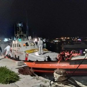 Migranti, otto sbarchi in Sicilia e Sardegna. La Sea Watch mostra la mail con cui la Guardia costiera espresse "Immediata disponibilità"