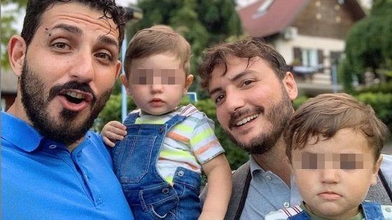 "Froci, pervertiti, dovete morire": i due "Papà per scelta" coperti d'insulti per aver raccontato la loro famiglia tutta al maschile