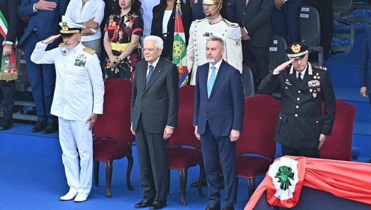 Mattarella day a Torino,  accolto dagli applausi : "Buon compleanno presidente" 