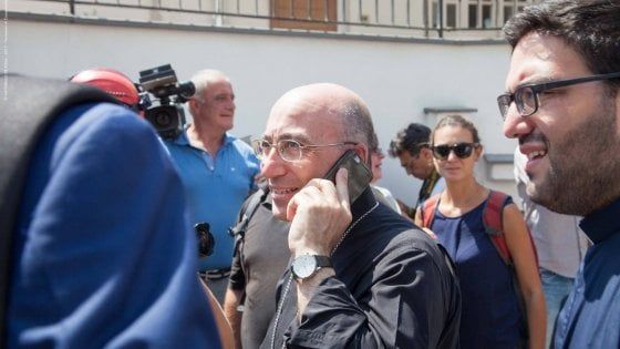 Ischia, vescovo offeso per le sue decisioni. Parroci solidali: “Stop a insulti gratuiti e volgari”