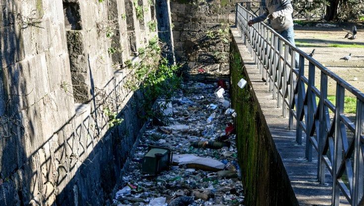 Napoli, la discarica infinita alle Torri Aragonesi: topi e degrado nel cuore di via Marina