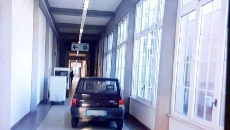 Livorno, entra con l'auto dentro l'ospedale e parcheggia in corridoio