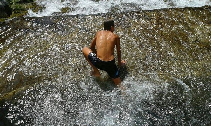 Reggia di Caserta, ragazzi si fanno il bagno nella fontana di Diana e Atteone. La Soprintendenza chiude l'area