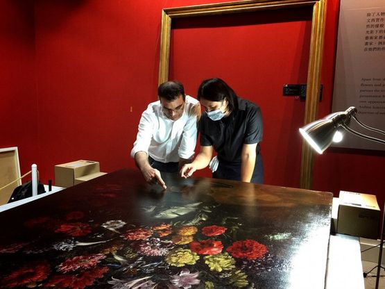 Taiwan, il quadro rovinato: un buco nella tela del '600