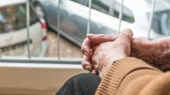 "Non portatemi via, voglio morire nel mio letto": 85enne sgomberata da casa popolare abusiva
