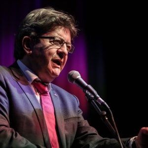 Mélenchon il tribuno "Tagliano i servizi e i ricchi non pagano. Serve una lotta di classe"