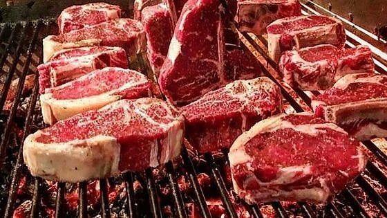 Il fascino indiscreto della griglia: ecco la tribù delle carni alla brace 