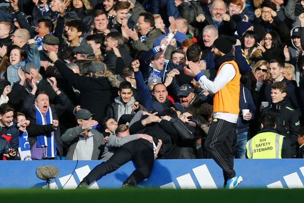 Conte scatenato, il Chelsea segna e lui si lancia tra i tifosi