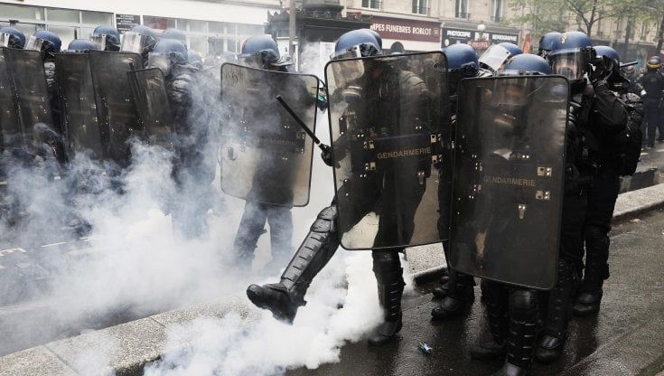 Francia, scontri alle manifestazioni del Primo Maggio: poliziotti e manifestanti feriti.  A Parigi un agente ustionato da molotov