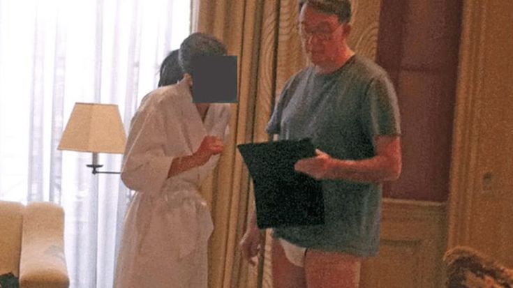 Le foto in mutande dopo i soldi dal pedofilo: Lord Mandelson travolto dallo scandalo si dimette