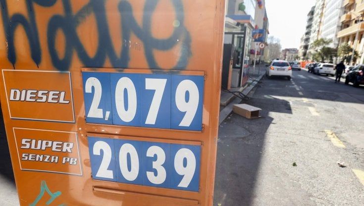 Prezzi record del carburante, il gasolio costa come o più della benzina: oltre i 2 euro