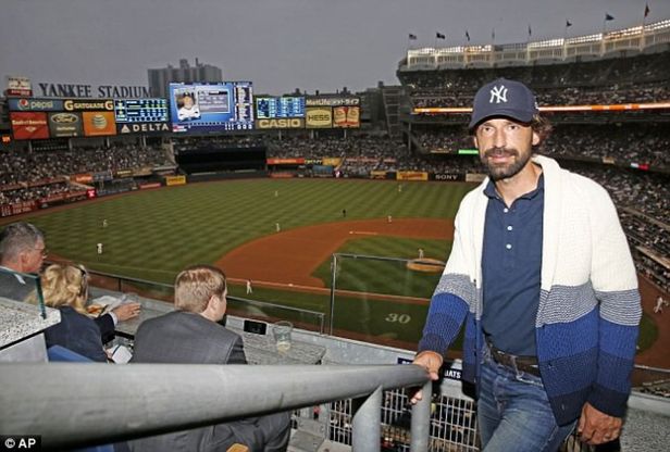 Pirlo "spaventa" i tifosi Juve: sorrisi e autografi a New York