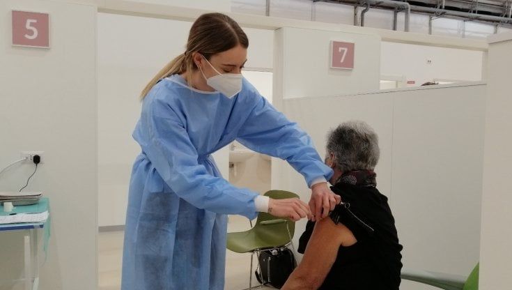 Vaccini, in Puglia via alla terza dose per gli over 40 anche senza prenotazione. Priorità a scuola e forze dell'ordine: la guida